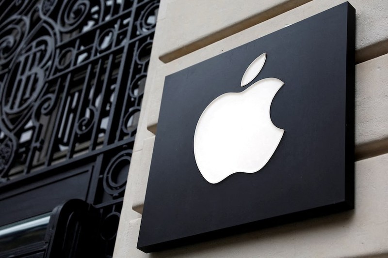 Logo Apple trước cửa một Apple Store ở Paris. Ảnh: Reuters logo Apple o Apple Store Paris - Reuters.jpg