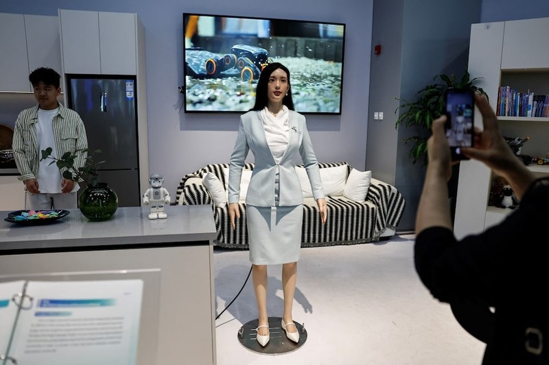 Robot hình người Una của UBTECH Robotics. Ảnh: Reuters Robot Una.jpg