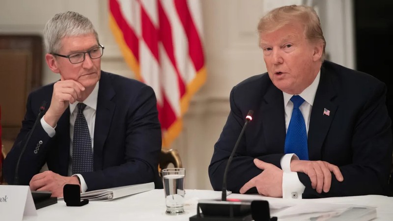 Tổng thống Donald Trump và CEO Apple. Ảnh: AFP Trump va Cook - AFP.jpg