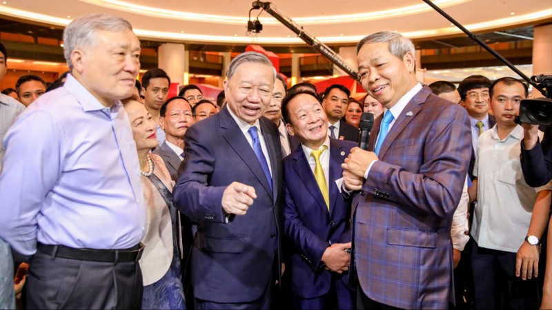 Tổng bí thư Tô Lâm thăm gian triển lãm của Tập đoàn công nghệ CMC Ảnh 2b (1).jpg