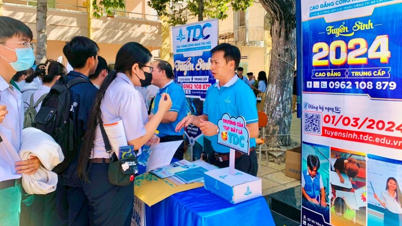 Cần có các chương trình đào tạo cho thanh niên nông thôn và đối tượng yếu thế về kỹ năng số để thu hẹp khoảng cách số.