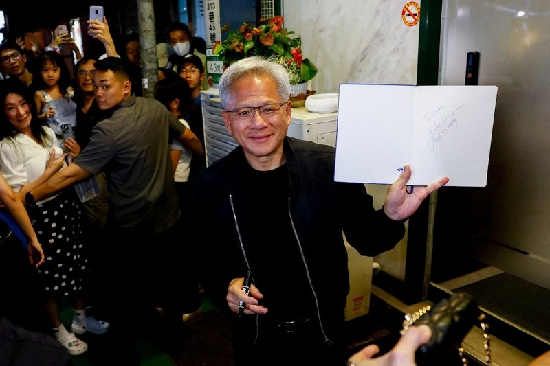 Ông Jensen Huang giao lưu với giới truyền thông và những người ủng hộ bên ngoài một nhà hàng ở Đài Bắc, Đài Loan (Trung Quốc) ngày 16 tháng 5 năm 2025. Ảnh: Reuters Ông Jensen Huang giao lưu với giới truyền thông và những người ủng hộ bên ngoài một nhà hàng ở Đài Bắc, Đài Loan (Trung Quốc) ngày 16 tháng 5 năm 2025. Ảnh: Reuters