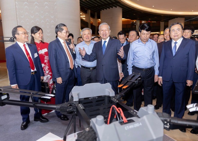 Tổng bí thư Tô Lâm tham quan máy bay không người lái CT UAV của CT Group may bay khong nguoi lai CT Group.jpg