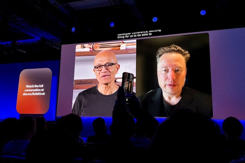 CEO Microsoft Satya Nadella trò chuyện trực tuyến với CEO xAI Elon Musk khi Microsoft thêm các mô hình của xAI vào các dịch vụ Azure của mình tại hội nghị Build 2025. Ảnh: Reuters Nadella va Musk.jpg