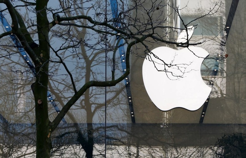 Logo của Apple được nhìn thấy ở lối vào của một cửa hàng Apple tại trung tâm thành phố Brussels, Bỉ. Ảnh: Reuters logo Apple - Reuters.jpg