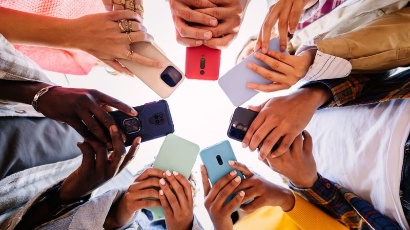 Ảnh minh họa: iStock nguoi dung smartphone - iStock.jpg