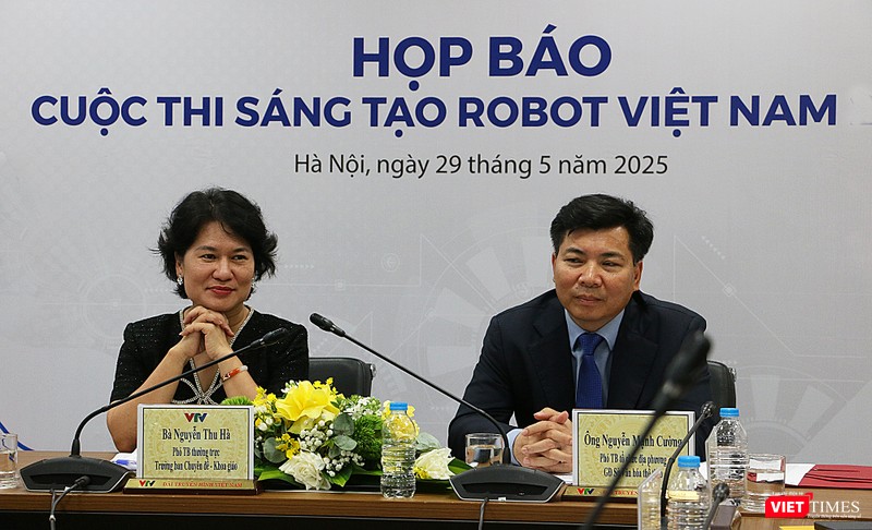 Bà Nguyễn Thu Hà - Phó trưởng ban thường trực ban tổ chức Roboncon Việt Nam 2025 và ông Nguyễn Mạnh Cường, Giám đốc Sở Văn hóa và Thể thao tỉnh Ninh Bình. vt_hop bao robocon 1.jpg