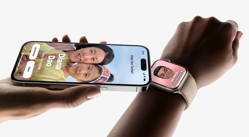 Chia sẻ thông tin liên lạc (NameDrop) qua AirDrop giữa iPhone và Apple Watch. Ảnh: Apple iphone Apple Watch - Apple.jpg
