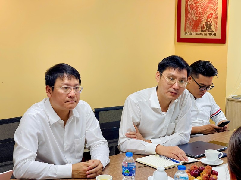 Ông Vũ Kiêm Văn - Phó Chủ tịch kiêm Tổng thư ký VDCA (trái) và ông Hoàng Đình Chung, Giám đốc DCC (phải) tại buổi làm việc DCC 4.jpg