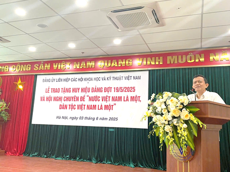 Đại tá, PGS.TS Nguyễn Mạnh Hà trình bày chuyên đề Nguyen Manh Ha.png