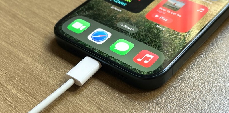 iPhone 15 Pro đang sạc. Ảnh: BGR iphone 15 pro.jpg