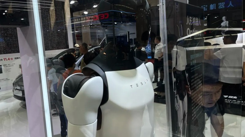 Tesla trưng bày robot Optimus bên cạnh hai mẫu xe điện của mình tại Hội nghị Robot thế giới ở Bắc Kinh vào ngày 22 tháng 8 năm 2024. Ảnh: Reuters robot Optimus.jpg