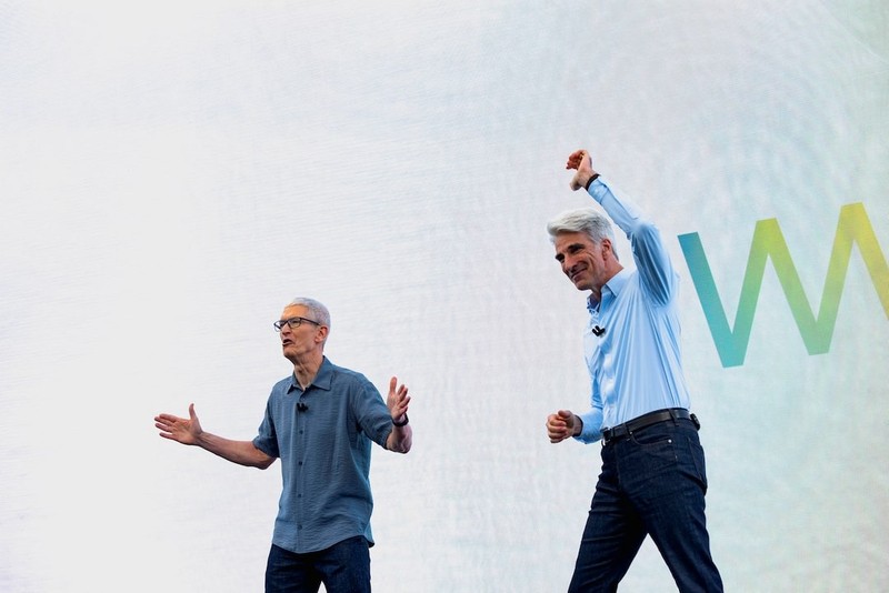 CEO Apple Tim Cook và Phó chủ tịch cấp cao phụ trách Kỹ thuật phần mềm Craig Federighi phát biểu tại WWDC 2025. Ảnh: Reuters Tim Cook - Reuters.jpg