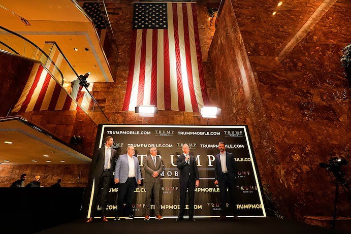Eric Trump (bên trái), Don Hendrickson, Eric Thomas, Patrick O'Brien và Donald Trump Jr. có mặt tại buổi công bố Trump Mobile tại Trump Tower ở New York hôm 16/6. Ảnh: AP cong bo Trump Mobile.jpg