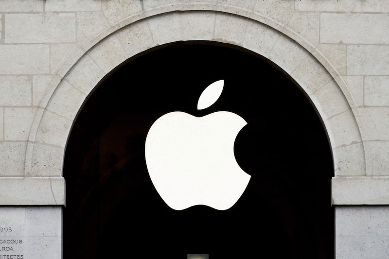 Logo Apple trên cửa hàng Apple tại The Marche Saint Germain ở Paris, Pháp. Ảnh: Reuters Apple logo - Reuters.jpg