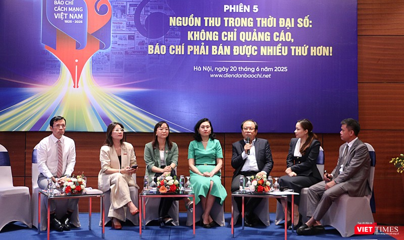 Các diễn giả chia sẻ nhiều quan điểm, đề xuất các giải pháp nhằm giúp báo chí thích ứng, phát triển bền vững trong thời đại số. vt_toan canh toa dam bao chi 1.jpg