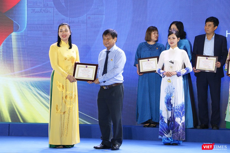 Đại diện Hội Truyền thông số Việt Nam nhận giải thưởng hạng mục "Sự kiện, Hoạt động ấn tượng" vt_vdca nhan giai thuong.jpg