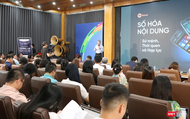 Ông Lê Quốc Vinh diễn thuyết tại diễn đàn về xuất bản số. vt_le quoc vinh fonos 2.jpg