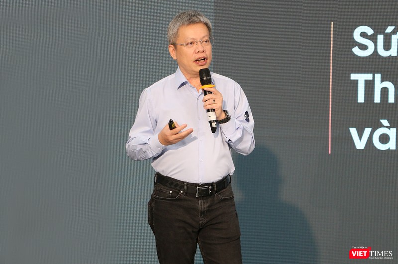 Ông Lê Quốc Vinh chia sẻ ý kiến tại diễn đàn về xuất bản số. vt_le quoc vinh fonos.jpg