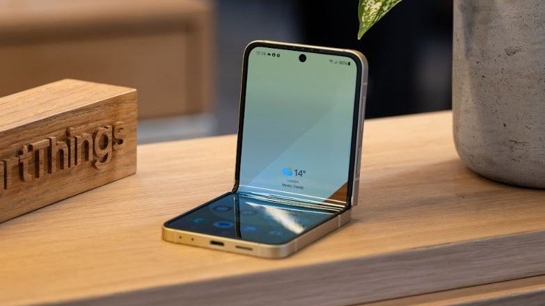Ảnh minh họa: Phone Arena Galaxy Z Flip - Reuters.jpg