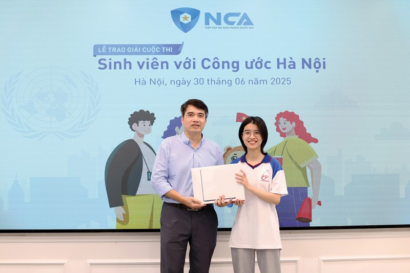 Ban tổ chức trao thưởng cho sinh viên đạt giải Nhất sinh vien voi cong uoc ha noi 2.jpg