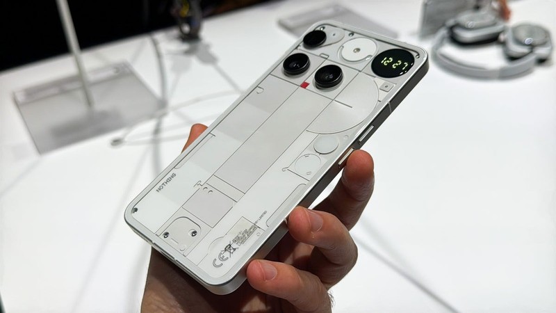 Nothing Phone. Ảnh: Phone Arena Nothing Phone - Phone Arena 2.jpg