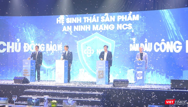 Lãnh đạo Hiệp hội An ninh mạng quốc gia và NCS bấm nút ra mắt hệ sinh thái sản phẩm an ninh mạng vt_ra mat san pham ncs.jpg