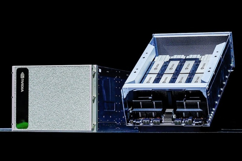 Các sản phẩm của NVIDIA được trưng bày sau khi CEO Jensen Huang có bài phát biểu quan trọng tại Computex ngày 19 tháng 5 năm 2025. Ảnh: Reuters san pham NVIDIA - Reuters.jpg