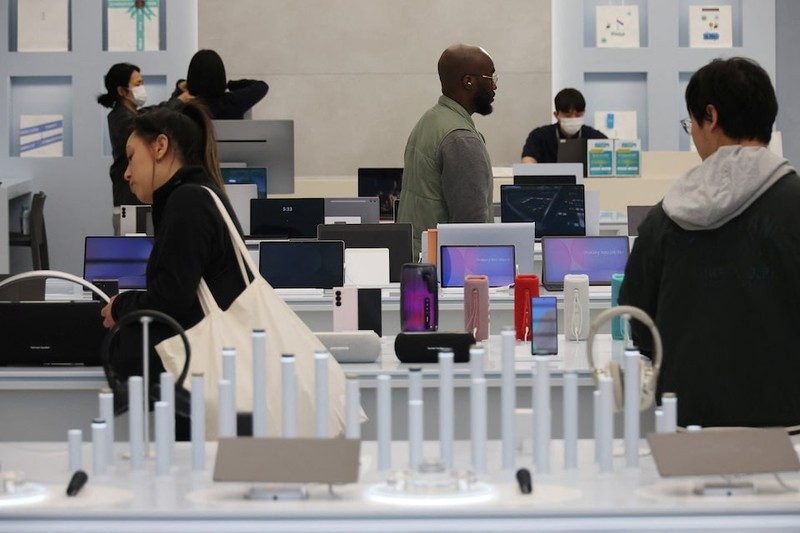 Khách hàng xem các sản phẩm tại một cửa hàng của Samsung ở Seoul. Ảnh: Reuters cua hang Samsung o Seoul - Reuters.jpg