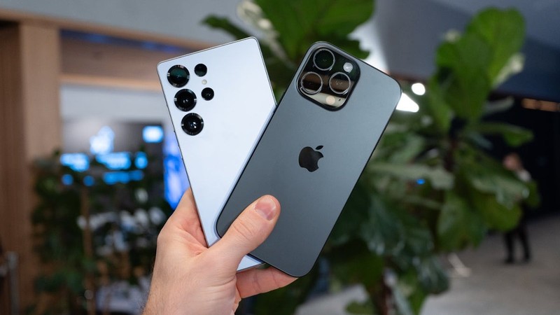 Điện thoại cao cấp của Apple và Samsung. Ảnh: Phone Arena iPhone 17 va Galaxy S26 - Phone Arena.jpg