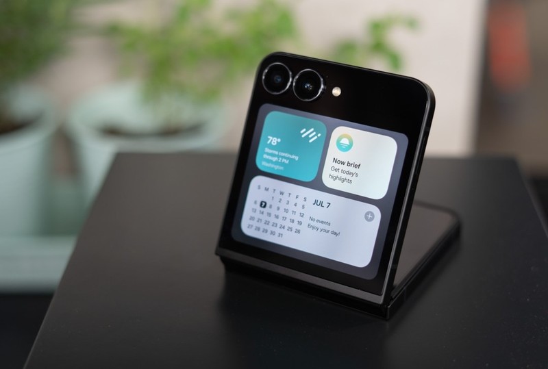 Galaxy Flip FE. Ảnh: The Verge Galaxy Flip FE - The Verge.jpg