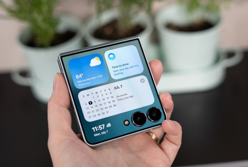Galaxy Z Flip 7. Ảnh: The Verge Galaxy Z Flip 7 - The Verge.jpg