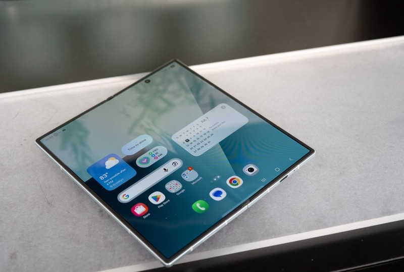 Galaxy Z Fold 7. Ảnh: The Verge Galaxy Z Fold 7 - The Verge.jpg
