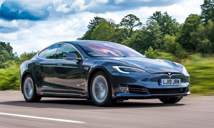 Xe điện vận hành êm ái hơn xe xăng. Ảnh: Tesla Xe Tesla EV.jpg
