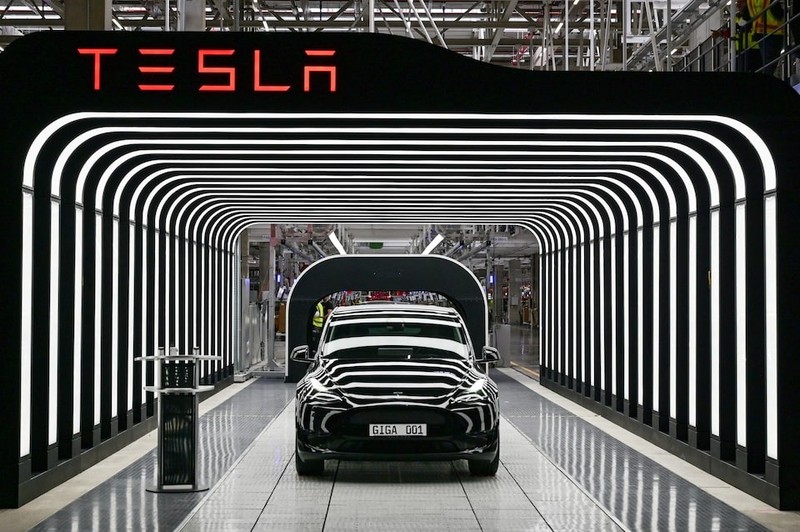 Xe Tesla Model Y xuất xưởng tại Đức. Ảnh: Reuters Xe Tesla Model Y xuat xuong tai Duc - Reuters.jpg