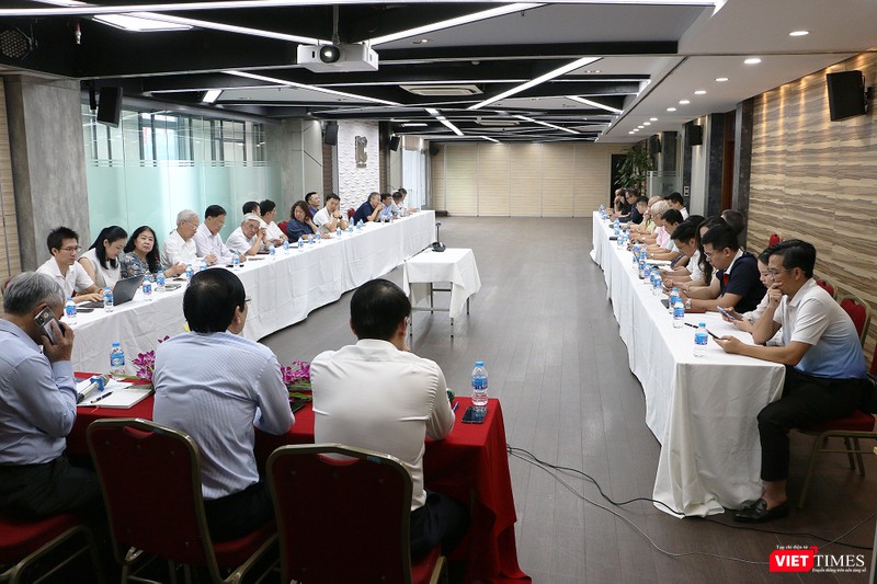 Hội nghị Ban Chấp hành mở rộng lần thứ 7, nhiệm kỳ III của VDCA được tổ chức trực tiếp tại Hà Nội và kết hợp trực tuyến, thu hút sự quan tâm, tham gia của nhiều đại biểu ở nước ngoài và các địa phương khác. vt_toan canh su kien 2.jpg