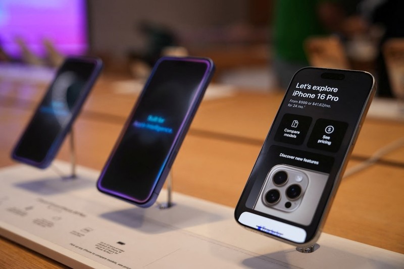 Các mẫu iPhone được bày bán tại Apple Store ở New York. Ảnh: Reuters iPhone bay ban tai Apple Store - Reuters.jpg