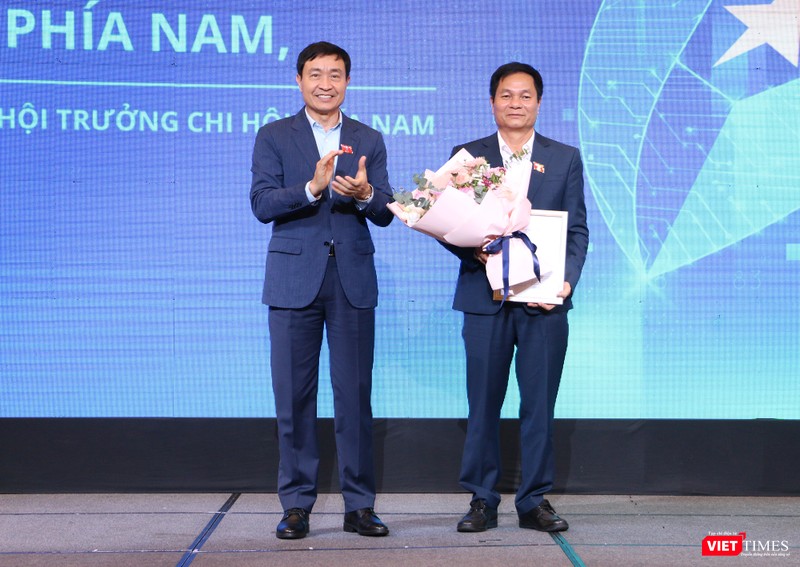 Trung tướng Nguyễn Minh Chính (trái) trao quyết định thành lập chi hội NCA phía Nam cho Thiếu tướng Lê Minh Mạnh vt_le minh manh.jpg