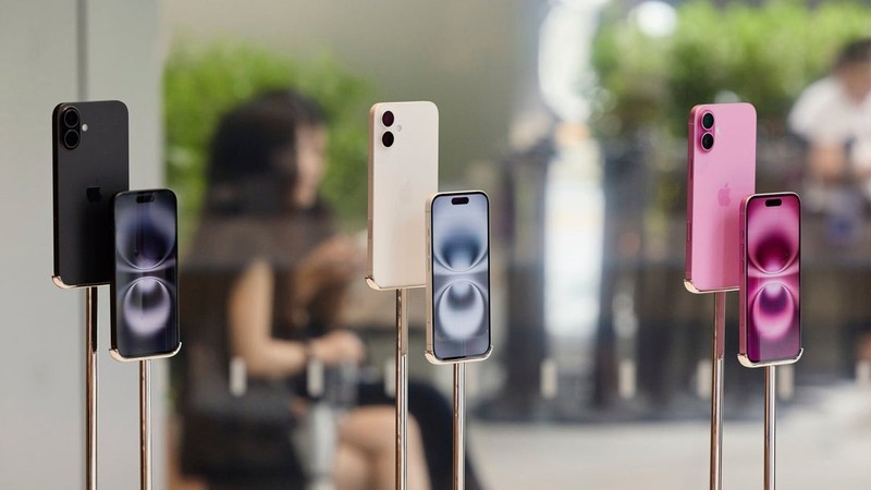 Các mẫu điện thoại iPhone được bày bán. Ảnh: Bloomberg dien thoai iPhone - Bloomberg.jpg