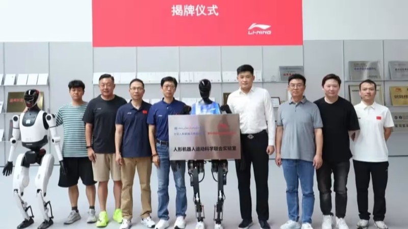 Robot sẽ thử nghiệm đồ thể thao và giày dép tại cơ sở nghiên cứu được Li Ning và Trung tâm Đổi mới Robot hình người Bắc Kinh. Ảnh: Nikkei Asia Lining va Trung tam doi moi robot.jpg