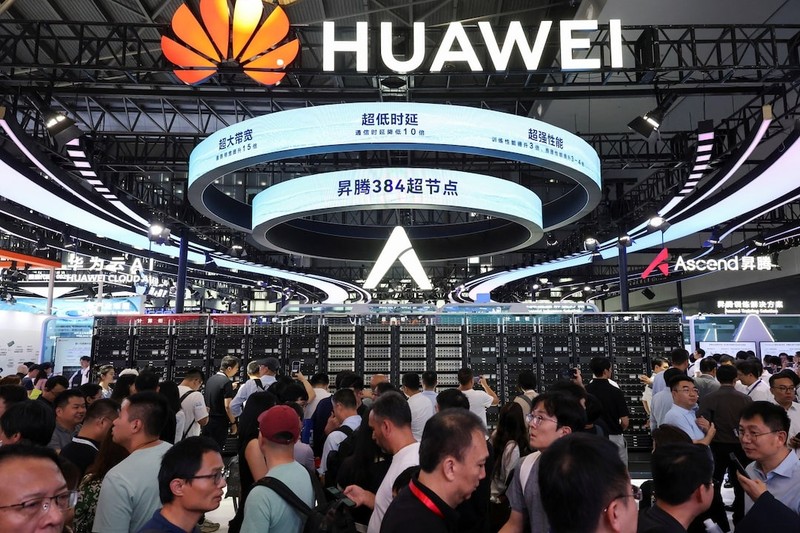Gian hàng của Huawei tại Triển lãm AI Thế giới tổ chức tại Thượng Hải. Ảnh: Reuters Gian hang Huawei tai Trien lam AI Thuong Hai - Reuters.jpg