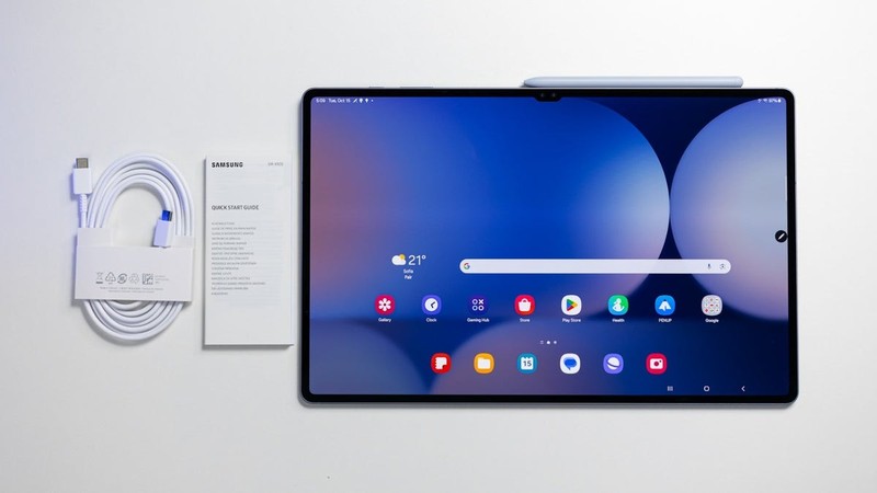 Galaxy Tab S10 Ultra có phần notch khá lớn. Phiên bản kế nhiệm Tab S11 Ultra được cho là có phần notch hình giọt nước nhỏ hơn. Ảnh: Phone Arena Samsung Galaxy Tab S10 Ultra - Phone Arena.jpg