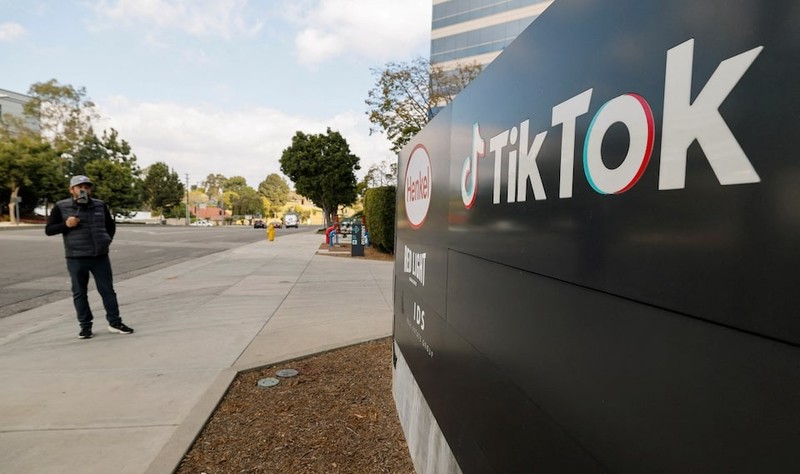 Logo TikTok bên ngoài chi nhánh công ty tại Culver City, California. Ảnh: Reuters TikTok - Reuters 2.jpg