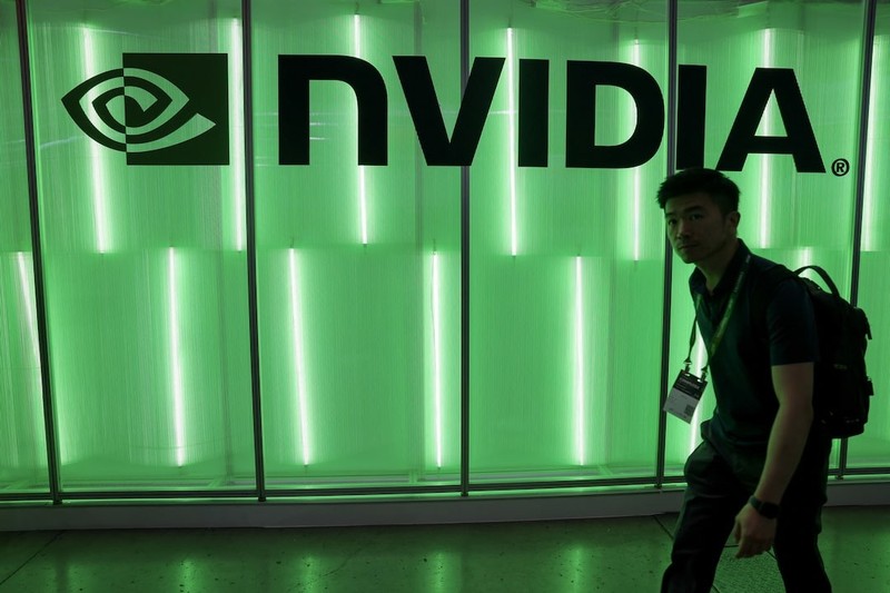 Một người đi ngang qua logo NVIDIA tại Computex ở Đài Bắc, Đài Loan (Trung Quốc). Ảnh: Reuters Nvidia - Reuters 2.jpg