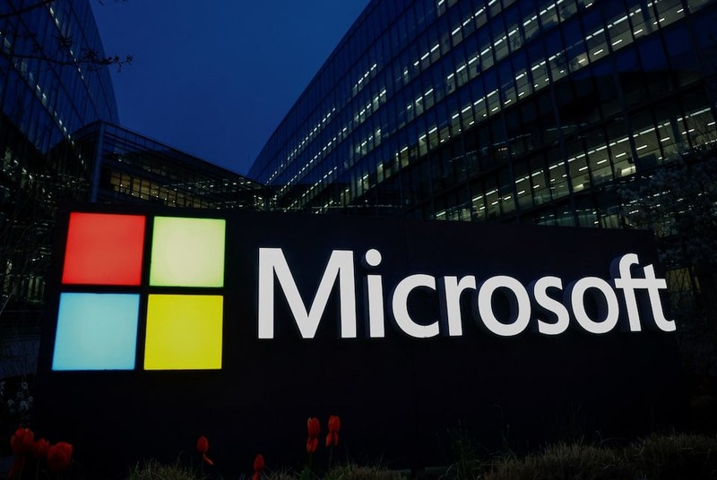 Logo của Microsoft tại văn phòng Microsoft ở Issy-les-Moulineaux gần Paris, Pháp. Ảnh: Reuters micosoft logo - Reuters.jpg