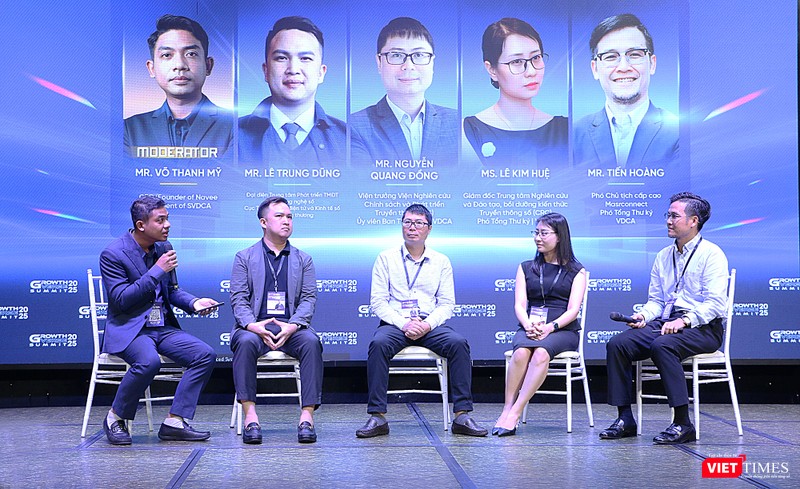 Các chuyên gia thảo luận về chủ đề "Cộng đồng dẫn dắt tăng trưởng" tại hội thảo Growth Verse Summit 2025 vt_chuyen gia thao luan.jpg