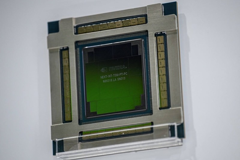 Một con chip Nvidia được trưng bày tại gian hàng của hãng trong Triển lãm chuỗi cung ứng quốc tế Trung Quốc tại Bắc Kinh vào ngày 16 tháng 7 năm 2025. Ảnh: SCMP Chip NVIDIA - SCMP.jpg