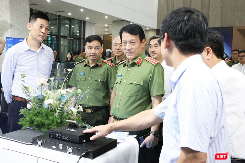 Bộ trưởng Lương Tam Quang nghe thuyết trình về thiết bị an ninh mạng của VNPT vt_luong tam quang - ngay an ninh mang 2.jpg