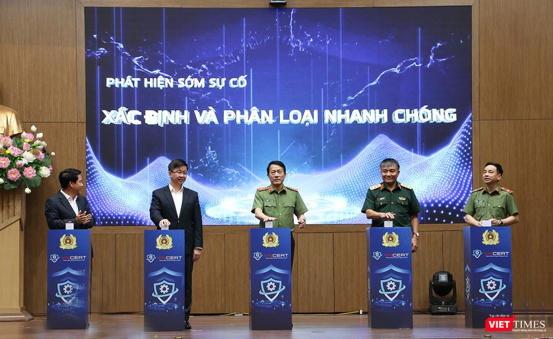 Lãnh đạo Bộ Công an, Bộ Quốc phòng, Bộ Khoa học và Công nghệ, Ngân hàng Nhà nước, Cục A05 bấm nút khai trương Hệ thống điều hành An ninh mạng quốc gia vt_ra mat He thong dieu hanh an ninh mang quoc gia.jpg