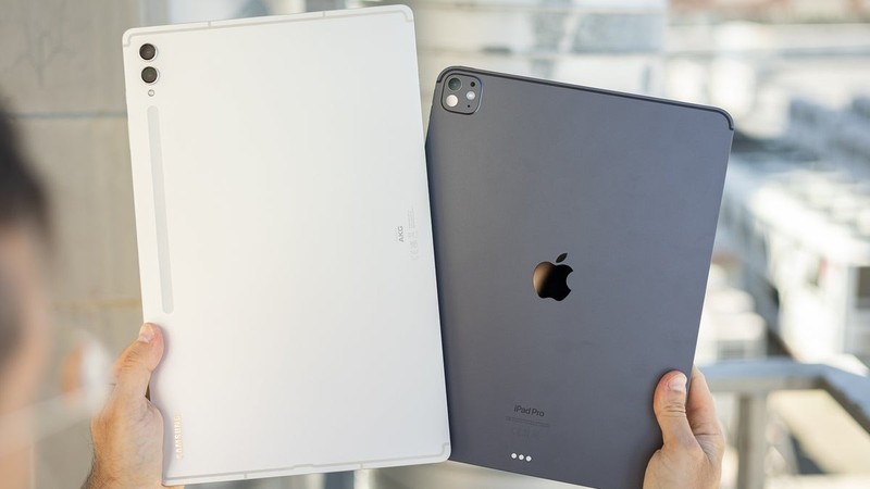 Máy tính bảng Apple và Samsung. Ảnh: Phone Arena may tinh bang Apple va Samsung - Phone Arena.jpg
